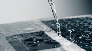 Cómo reparar daños por agua en la pantalla de una computadora portátil